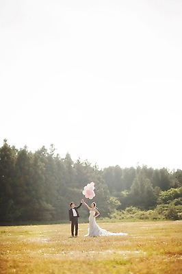 포토 JPG 주간 전신 나무 식물 라이프스타일 여자 남자 행복 신부 웨딩드레스 신랑 결혼 신혼부부 모션 자연 한국 함께함 사랑 서기 들기 사람 동양인 정장 턱시도 잔디 성인 야외 두명 앞모습 30대 햇빛 제주도 한국인 풍선 웨딩라이프 장년만 성인만 국내포토 자연요소 부부 드레스 옷 감정 아시아 뷰포인트 컨셉 인종 이벤트 생활 장년 태양 생태계 신혼 파일형식