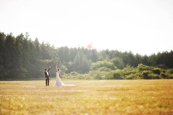 포토 JPG 주간 전신 나무 식물 라이프스타일 여자 남자 행복 신부 웨딩드레스 신랑 결혼 신혼부부 모션 자연 날리기 한국 함께함 사랑 서기 사람 동양인 정장 턱시도 손짓 잔디 성인 야외 두명 앞모습 30대 햇빛 제주도 한국인 손인사 풍선 웨딩라이프 장년만 성인만 국내포토 자연요소 부부 드레스 옷 감정 아시아 뷰포인트 컨셉 인종 이벤트 생활 장년 태양 인사 생태계 신혼 파일형식