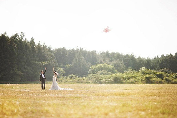 포토 JPG 주간 전신 나무 식물 라이프스타일 여자 남자 행복 신부 웨딩드레스 신랑 결혼 신혼부부 모션 자연 날리기 한국 함께함 사랑 서기 사람 동양인 정장 턱시도 손짓 잔디 성인 야외 두명 앞모습 30대 제주도 한국인 손인사 풍선 웨딩라이프 장년만 성인만 국내포토 자연요소 부부 드레스 옷 감정 아시아 뷰포인트 컨셉 인종 이벤트 생활 장년 인사 생태계 신혼 파일형식