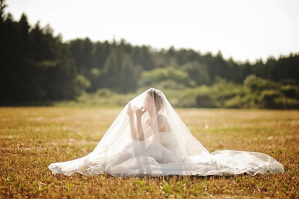 포토 JPG 주간 전신 나무 식물 라이프스타일 여자 신부 웨딩드레스 결혼 모션 자연 한국 면사포 한명 사람 앉기 동양인 손짓 잔디 성인 야외 옆모습 30대 햇빛 제주도 한국인 우아함 순수 상쾌 특별함 웨딩라이프 여자만 여자한명만 성인여자만 성인한명만 성인여자한명만 장년만 장년여자만 장년여자한명만 성인만 국내포토 자연요소 1 드레스 감정 아시아 뷰포인트 컨셉 인종 이벤트 생활 장년 태양 생태계 결혼소품 파일형식