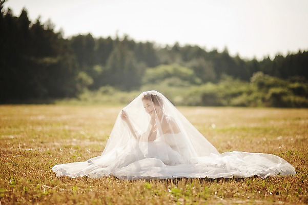 포토 JPG 주간 전신 나무 식물 라이프스타일 여자 신부 웨딩드레스 결혼 모션 자연 한국 면사포 한명 사람 앉기 동양인 손짓 잔디 성인 야외 옆모습 30대 햇빛 제주도 한국인 우아함 순수 상쾌 특별함 웨딩라이프 여자만 여자한명만 성인여자만 성인한명만 성인여자한명만 장년만 장년여자만 장년여자한명만 성인만 국내포토 자연요소 1 드레스 감정 아시아 뷰포인트 컨셉 인종 이벤트 생활 장년 태양 생태계 결혼소품 파일형식