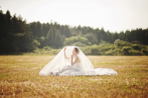포토 JPG 주간 전신 나무 식물 라이프스타일 여자 신부 웨딩드레스 결혼 모션 자연 한국 면사포 한명 사람 앉기 동양인 손짓 잔디 성인 야외 옆모습 30대 햇빛 제주도 한국인 우아함 순수 상쾌 특별함 웨딩라이프 여자만 여자한명만 성인여자만 성인한명만 성인여자한명만 장년만 장년여자만 장년여자한명만 성인만 국내포토 자연요소 1 드레스 감정 아시아 뷰포인트 컨셉 인종 이벤트 생활 장년 태양 생태계 결혼소품 파일형식
