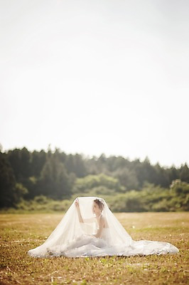 포토 JPG 주간 전신 나무 식물 라이프스타일 여자 신부 웨딩드레스 결혼 모션 자연 한국 면사포 한명 사람 앉기 동양인 손짓 잔디 성인 야외 옆모습 30대 햇빛 제주도 한국인 우아함 순수 상쾌 특별함 웨딩라이프 여자만 여자한명만 성인여자만 성인한명만 성인여자한명만 장년만 장년여자만 장년여자한명만 성인만 국내포토 자연요소 1 드레스 감정 아시아 뷰포인트 컨셉 인종 이벤트 생활 장년 태양 생태계 결혼소품 파일형식