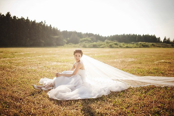 포토 JPG 주간 전신 나무 식물 라이프스타일 응시 여자 신부 웨딩드레스 결혼 모션 자연 한국 면사포 한명 미소 사람 앉기 동양인 잔디 성인 야외 옆모습 30대 햇빛 제주도 한국인 우아함 순수 상쾌 특별함 웨딩라이프 여자만 여자한명만 성인여자만 성인한명만 성인여자한명만 장년만 장년여자만 장년여자한명만 성인만 국내포토 자연요소 1 시선 드레스 감정 아시아 뷰포인트 컨셉 표정 인종 이벤트 생활 장년 태양 생태계 결혼소품 파일형식