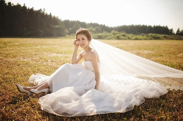 포토 JPG 주간 전신 나무 식물 라이프스타일 여자 신부 웨딩드레스 결혼 모션 자연 한국 면사포 한명 미소 사람 앉기 동양인 손짓 잔디 성인 야외 옆모습 30대 햇빛 제주도 한국인 우아함 순수 상쾌 특별함 웨딩라이프 여자만 여자한명만 성인여자만 성인한명만 성인여자한명만 장년만 장년여자만 장년여자한명만 성인만 국내포토 자연요소 1 드레스 감정 아시아 뷰포인트 컨셉 표정 인종 이벤트 생활 장년 태양 생태계 결혼소품 파일형식