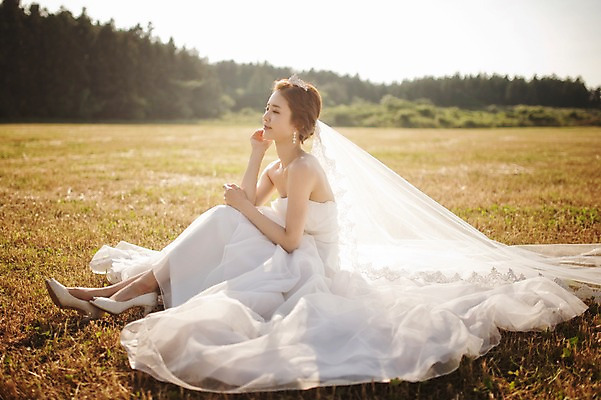 포토 JPG 주간 나무 식물 라이프스타일 여자 신부 웨딩드레스 결혼 모션 자연 한국 면사포 한명 사람 앉기 동양인 잔디 성인 야외 30대 햇빛 제주도 한국인 우아함 순수 상쾌 특별함 웨딩라이프 여자만 여자한명만 성인여자만 성인한명만 성인여자한명만 장년만 장년여자만 장년여자한명만 성인만 국내포토 자연요소 1 드레스 감정 아시아 컨셉 인종 이벤트 생활 장년 태양 생태계 결혼소품 파일형식