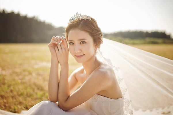 포토 JPG 주간 나무 식물 라이프스타일 여자 신부 웨딩드레스 결혼 모션 자연 한국 면사포 한명 미소 사람 앉기 동양인 손짓 잔디 상반신 성인 야외 옆모습 30대 햇빛 제주도 한국인 우아함 순수 상쾌 특별함 웨딩라이프 여자만 여자한명만 성인여자만 성인한명만 성인여자한명만 장년만 장년여자만 장년여자한명만 성인만 국내포토 자연요소 1 드레스 감정 아시아 뷰포인트 컨셉 표정 인종 이벤트 생활 장년 태양 생태계 결혼소품 파일형식