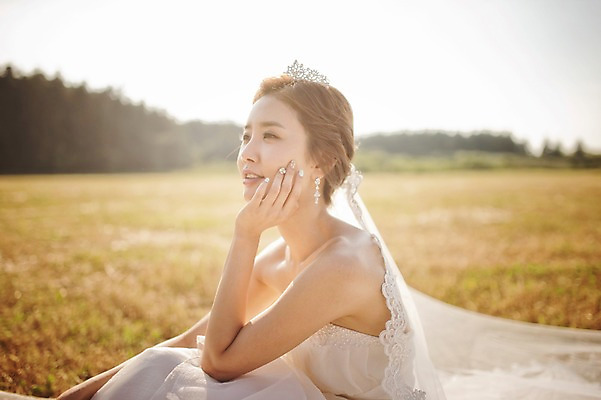 포토 JPG 주간 나무 식물 라이프스타일 응시 여자 신부 웨딩드레스 결혼 모션 자연 한국 면사포 한명 미소 사람 앉기 동양인 손짓 잔디 성인 야외 옆모습 30대 햇빛 제주도 턱괴기 한국인 우아함 순수 상쾌 특별함 웨딩라이프 여자만 여자한명만 성인여자만 성인한명만 성인여자한명만 장년만 장년여자만 장년여자한명만 성인만 국내포토 자연요소 1 시선 드레스 감정 아시아 뷰포인트 컨셉 표정 인종 이벤트 생활 장년 태양 생태계 결혼소품 파일형식