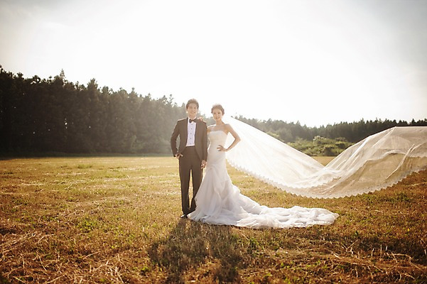 포토 JPG 주간 전신 나무 식물 라이프스타일 여자 남자 행복 신부 웨딩드레스 허리손 신랑 결혼 신혼부부 모션 자연 날리기 한국 함께함 면사포 사랑 서기 미소 사람 동양인 정장 턱시도 잔디 성인 야외 두명 앞모습 30대 햇빛 제주도 손잡기 한국인 웨딩라이프 장년만 성인만 국내포토 자연요소 부부 드레스 옷 감정 아시아 뷰포인트 포즈 컨셉 표정 인종 이벤트 생활 장년 태양 생태계 신혼 결혼소품 파일형식