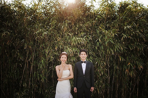 포토 JPG 주간 나무 라이프스타일 여자 남자 행복 신부 웨딩드레스 신랑 결혼 신혼부부 모션 자연 한국 함께함 사랑 서기 미소 사람 동양인 정장 턱시도 손짓 상반신 성인 야외 두명 앞모습 30대 햇빛 제주도 한국인 대나무 대나무숲 웨딩라이프 장년만 성인만 국내포토 자연요소 식물 부부 드레스 옷 감정 아시아 뷰포인트 컨셉 표정 인종 이벤트 생활 장년 태양 숲 생태계 신혼 파일형식