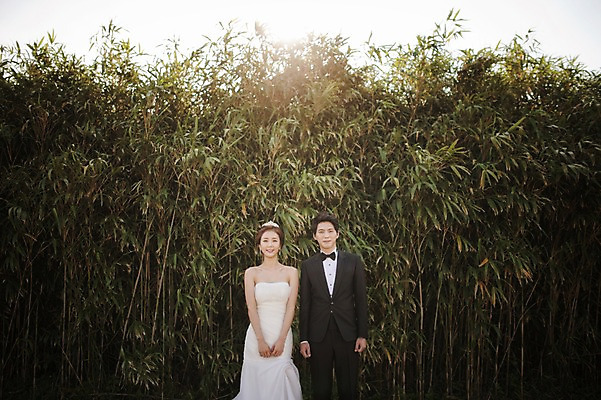 포토 JPG 주간 나무 라이프스타일 여자 남자 행복 신부 웨딩드레스 신랑 결혼 신혼부부 모션 자연 한국 함께함 사랑 서기 미소 사람 동양인 정장 턱시도 상반신 성인 야외 두명 앞모습 30대 햇빛 제주도 한국인 대나무 손모으기 대나무숲 웨딩라이프 장년만 성인만 국내포토 자연요소 식물 부부 드레스 옷 감정 아시아 뷰포인트 컨셉 표정 인종 손짓 이벤트 생활 장년 태양 숲 생태계 신혼 파일형식