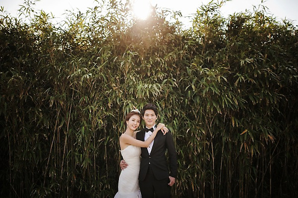 포토 JPG 주간 나무 식물 라이프스타일 여자 남자 행복 신부 웨딩드레스 신랑 결혼 신혼부부 모션 포옹 한국 함께함 사랑 서기 미소 사람 동양인 정장 턱시도 상반신 성인 야외 두명 앞모습 옆모습 30대 햇빛 제주도 한국인 대나무 대나무숲 웨딩라이프 장년만 성인만 국내포토 자연요소 부부 드레스 옷 감정 아시아 뷰포인트 컨셉 안기 표정 인종 이벤트 생활 장년 태양 숲 신혼 파일형식