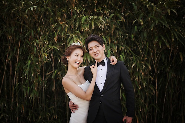 포토 JPG 주간 나무 식물 라이프스타일 여자 남자 행복 신부 웨딩드레스 허리손 신랑 결혼 장난 신혼부부 안기 모션 한국 함께함 사랑 서기 미소 사람 동양인 정장 턱시도 손짓 상반신 성인 야외 두명 앞모습 옆모습 30대 제주도 한국인 대나무 대나무숲 웨딩라이프 장년만 성인만 국내포토 자연요소 부부 드레스 옷 감정 아시아 뷰포인트 포즈 컨셉 표정 인종 이벤트 생활 장년 숲 신혼 파일형식