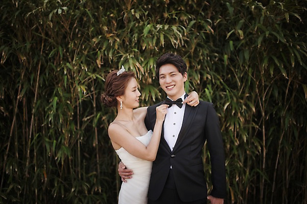 포토 JPG 주간 나무 식물 라이프스타일 여자 남자 행복 신부 웨딩드레스 허리손 신랑 결혼 신혼부부 안기 모션 한국 함께함 사랑 서기 미소 사람 동양인 정장 턱시도 상반신 성인 야외 두명 앞모습 옆모습 30대 제주도 한국인 대나무 대나무숲 웨딩라이프 장년만 성인만 국내포토 자연요소 부부 드레스 옷 감정 아시아 뷰포인트 포즈 컨셉 표정 인종 이벤트 생활 장년 숲 신혼 파일형식