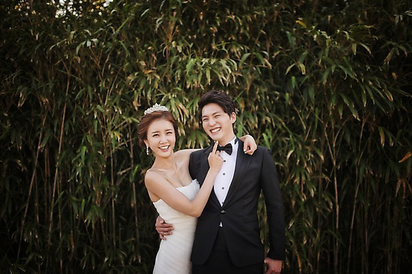 포토 JPG 주간 나무 식물 라이프스타일 여자 남자 행복 신부 웨딩드레스 허리손 신랑 결혼 장난 신혼부부 안기 모션 한국 함께함 사랑 서기 미소 사람 동양인 정장 턱시도 손짓 성인 야외 두명 앞모습 30대 제주도 한국인 대나무 대나무숲 웨딩라이프 장년만 성인만 국내포토 자연요소 부부 드레스 옷 감정 아시아 뷰포인트 포즈 컨셉 표정 인종 이벤트 생활 장년 숲 신혼 파일형식