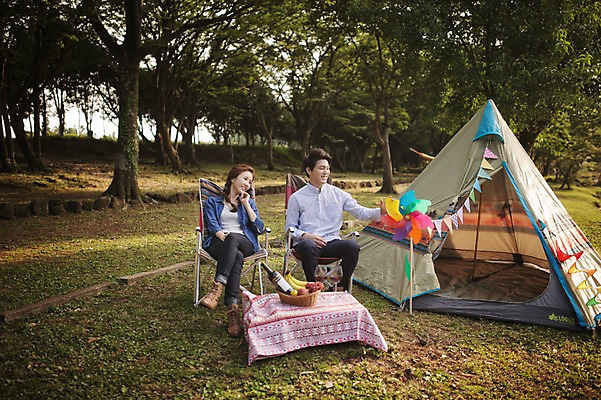 포토 JPG 주간 전신 나무 식물 라이프스타일 커플 여자 남자 여유 커플라이프 의자 데이트 과일 모션 휴식 한국 텐트 미소 사람 앉기 동양인 성인 야외 두명 앞모습 30대 제주도 와인 캠핑 한국인 바람개비 장년만 성인만 국내포토 자연요소 감정 아시아 뷰포인트 가구 컨셉 관계 레저 주류 표정 캠핑도구 인종 생활 장년 파일형식