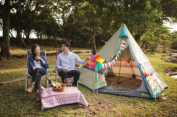 포토 JPG 주간 전신 나무 식물 라이프스타일 커플 여자 남자 여유 커플라이프 의자 데이트 과일 모션 휴식 한국 텐트 사람 앉기 동양인 성인 야외 두명 앞모습 30대 제주도 바구니 와인 캠핑 한국인 바람개비 장년만 성인만 국내포토 자연요소 감정 아시아 뷰포인트 가구 컨셉 관계 레저 주류 캠핑도구 인종 생활 장년 파일형식