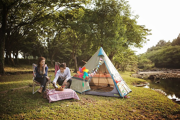 포토 JPG 주간 전신 나무 식물 라이프스타일 커플 여자 남자 호수 여유 커플라이프 의자 데이트 모션 휴식 한국 바나나 텐트 사람 앉기 동양인 성인 야외 두명 앞모습 30대 제주도 바구니 와인 캠핑 한국인 바람개비 장년만 성인만 국내포토 자연요소 감정 아시아 뷰포인트 가구 컨셉 과일 관계 레저 주류 캠핑도구 인종 생활 장년 파일형식