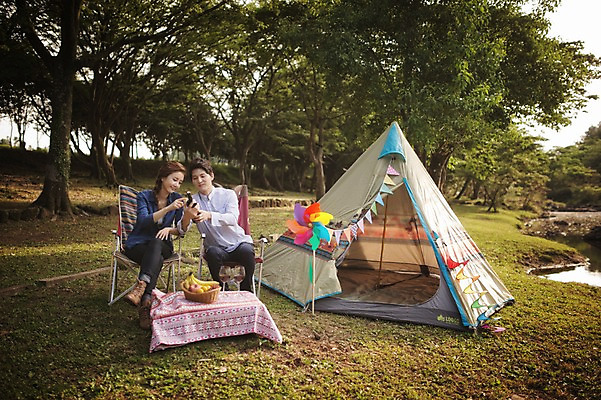 포토 JPG 주간 전신 나무 식물 라이프스타일 커플 여자 남자 호수 여유 커플라이프 데이트 과일 모션 휴식 한국 텐트 들기 사람 앉기 동양인 성인 야외 두명 앞모습 30대 제주도 바구니 와인 캠핑 한국인 바람개비 장년만 성인만 국내포토 자연요소 감정 아시아 뷰포인트 컨셉 관계 레저 주류 캠핑도구 인종 생활 장년 파일형식