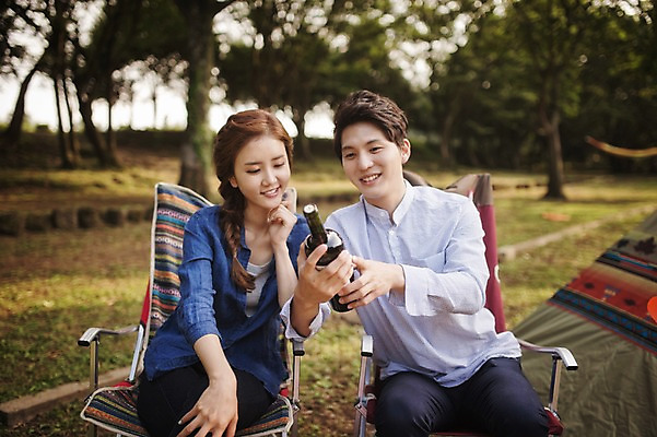 포토 JPG 주간 라이프스타일 커플 여자 남자 여유 커플라이프 의자 데이트 모션 휴식 한국 텐트 미소 들기 사람 앉기 동양인 상반신 성인 야외 두명 앞모습 30대 제주도 와인 캠핑 한국인 장년만 성인만 국내포토 자연요소 감정 아시아 뷰포인트 가구 컨셉 관계 레저 주류 표정 캠핑도구 인종 생활 장년 파일형식