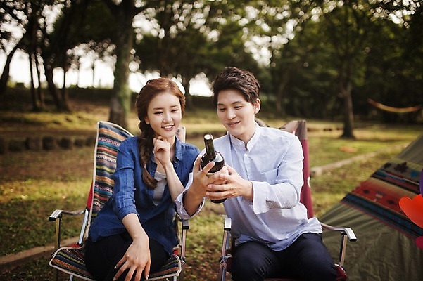 포토 JPG 주간 라이프스타일 커플 여자 남자 여유 커플라이프 의자 데이트 모션 휴식 한국 텐트 미소 들기 사람 앉기 동양인 손짓 상반신 성인 야외 두명 앞모습 30대 제주도 와인 캠핑 한국인 장년만 성인만 국내포토 자연요소 감정 아시아 뷰포인트 가구 컨셉 관계 레저 주류 표정 캠핑도구 인종 생활 장년 파일형식