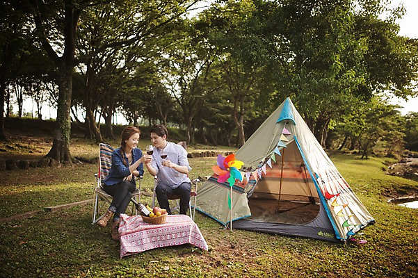 포토 JPG 주간 전신 라이프스타일 커플 여자 남자 여유 커플라이프 와인잔 의자 데이트 과일 모션 휴식 한국 텐트 미소 들기 사람 앉기 동양인 성인 야외 두명 앞모습 30대 제주도 와인 캠핑 한국인 바람개비 장년만 성인만 국내포토 자연요소 감정 아시아 뷰포인트 가구 컨셉 술잔 관계 레저 주류 표정 캠핑도구 인종 생활 장년 파일형식