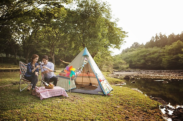 포토 JPG 주간 전신 나무 식물 라이프스타일 커플 여자 남자 호수 여유 커플라이프 와인잔 의자 데이트 모션 휴식 한국 텐트 미소 들기 사람 앉기 동양인 성인 야외 두명 30대 제주도 와인 캠핑 한국인 바람개비 장년만 성인만 국내포토 자연요소 감정 아시아 가구 컨셉 술잔 관계 레저 주류 표정 캠핑도구 인종 생활 장년 파일형식