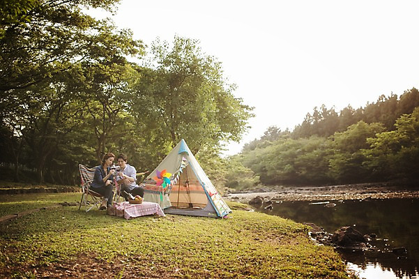 포토 JPG 주간 전신 라이프스타일 커플 여자 남자 호수 여유 커플라이프 와인잔 의자 데이트 모션 휴식 한국 텐트 들기 사람 앉기 동양인 성인 야외 두명 앞모습 30대 제주도 와인 캠핑 한국인 바람개비 장년만 성인만 국내포토 자연요소 감정 아시아 뷰포인트 가구 컨셉 술잔 관계 레저 주류 캠핑도구 인종 생활 장년 파일형식