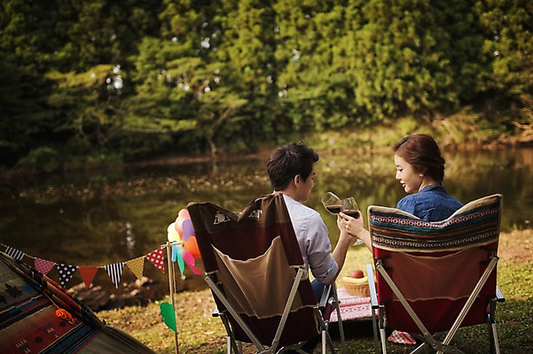 포토 JPG 주간 라이프스타일 커플 여자 남자 호수 여유 커플라이프 와인잔 의자 데이트 모션 휴식 한국 텐트 들기 사람 동양인 성인 야외 두명 뒷모습 30대 제주도 와인 캠핑 한국인 뒤돌아보기 바람개비 장년만 성인만 국내포토 자연요소 감정 아시아 뷰포인트 가구 컨셉 술잔 관계 레저 주류 캠핑도구 인종 생활 장년 파일형식