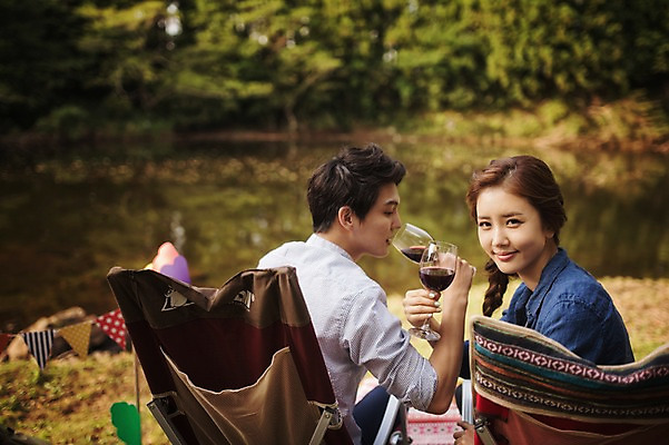 포토 JPG 주간 라이프스타일 커플 여자 남자 호수 여유 커플라이프 와인잔 의자 데이트 모션 휴식 한국 텐트 미소 들기 사람 앉기 동양인 성인 야외 두명 뒷모습 30대 제주도 와인 캠핑 한국인 마시기 뒤돌아보기 장년만 성인만 국내포토 자연요소 감정 아시아 뷰포인트 가구 컨셉 술잔 관계 레저 주류 표정 캠핑도구 인종 생활 장년 파일형식