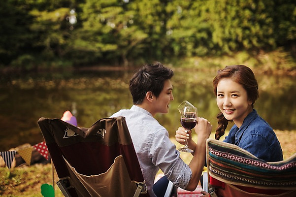 포토 JPG 주간 라이프스타일 커플 응시 여자 남자 호수 여유 커플라이프 와인잔 의자 데이트 모션 휴식 한국 텐트 미소 들기 사람 앉기 동양인 상반신 성인 야외 두명 뒷모습 30대 제주도 와인 캠핑 한국인 뒤돌아보기 장년만 성인만 국내포토 자연요소 시선 감정 아시아 뷰포인트 가구 컨셉 술잔 관계 레저 주류 표정 캠핑도구 인종 생활 장년 파일형식
