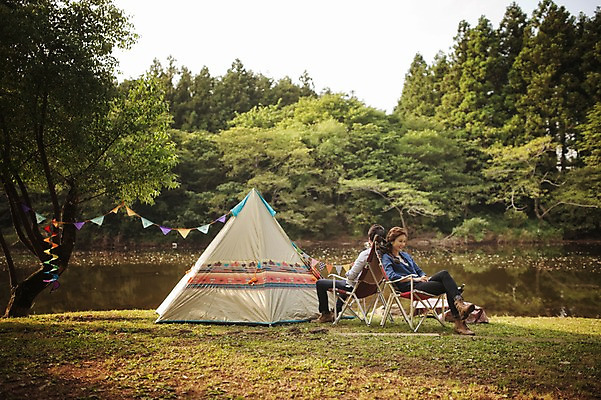 포토 JPG 주간 전신 나무 식물 라이프스타일 커플 여자 남자 호수 여유 커플라이프 의자 데이트 모션 휴식 한국 텐트 사람 앉기 동양인 성인 야외 두명 옆모습 30대 제주도 캠핑 한국인 등맞대기 가랜드 장년만 성인만 국내포토 자연요소 감정 아시아 뷰포인트 가구 컨셉 관계 레저 캠핑도구 인종 생활 장년 파티용품 파일형식