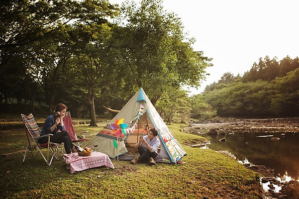 포토 JPG 주간 전신 나무 식물 라이프스타일 커플 여자 남자 호수 여유 커플라이프 와인잔 의자 데이트 모션 휴식 한국 텐트 들기 사람 앉기 동양인 성인 야외 두명 옆모습 30대 스마트폰 제주도 와인 사진촬영 캠핑 한국인 장년만 성인만 국내포토 자연요소 감정 아시아 뷰포인트 가구 컨셉 술잔 관계 레저 주류 캠핑도구 인종 생활 장년 핸드폰 스마트기기 촬영 파일형식