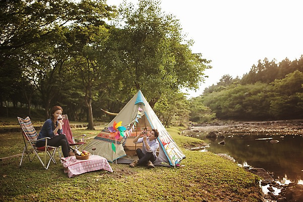 포토 JPG 주간 전신 나무 식물 라이프스타일 커플 여자 남자 호수 여유 커플라이프 의자 데이트 모션 휴식 한국 텐트 들기 사람 앉기 동양인 성인 야외 두명 앞모습 옆모습 30대 스마트폰 제주도 와인 캠핑 한국인 마시기 장년만 성인만 국내포토 자연요소 감정 아시아 뷰포인트 가구 컨셉 관계 레저 주류 캠핑도구 인종 생활 장년 핸드폰 스마트기기 파일형식