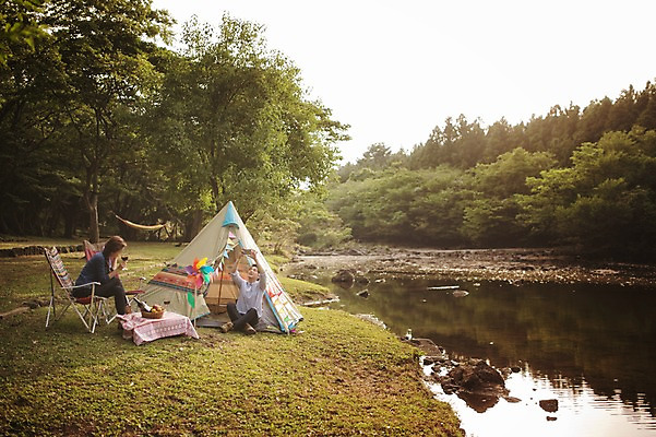 포토 JPG 주간 전신 나무 식물 라이프스타일 커플 여자 남자 호수 여유 커플라이프 와인잔 데이트 모션 휴식 한국 텐트 들기 사람 앉기 동양인 성인 야외 두명 앞모습 옆모습 30대 스마트폰 제주도 와인 사진촬영 캠핑 한국인 장년만 성인만 국내포토 자연요소 감정 아시아 뷰포인트 컨셉 술잔 관계 레저 주류 캠핑도구 인종 생활 장년 핸드폰 스마트기기 촬영 파일형식