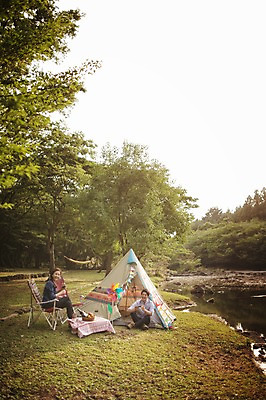 포토 JPG 주간 전신 나무 식물 라이프스타일 커플 여자 남자 호수 여유 커플라이프 와인잔 의자 데이트 모션 휴식 한국 텐트 미소 들기 사람 앉기 동양인 성인 야외 두명 앞모습 옆모습 30대 제주도 와인 캠핑 한국인 장년만 성인만 국내포토 자연요소 감정 아시아 뷰포인트 가구 컨셉 술잔 관계 레저 주류 표정 캠핑도구 인종 생활 장년 파일형식