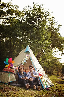 포토 JPG 주간 전신 나무 식물 라이프스타일 커플 여자 남자 호수 여유 커플라이프 데이트 모션 자연 휴식 한국 텐트 미소 들기 사람 앉기 동양인 성인 야외 두명 앞모습 30대 스마트폰 제주도 캠핑 한국인 바람개비 장년만 성인만 국내포토 자연요소 감정 아시아 뷰포인트 컨셉 관계 레저 표정 캠핑도구 인종 생활 장년 핸드폰 스마트기기 생태계 파일형식
