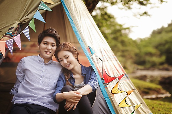 포토 JPG 주간 라이프스타일 커플 여자 남자 여유 커플라이프 데이트 모션 자연 한국 텐트 미소 사람 앉기 동양인 상반신 성인 야외 두명 앞모습 30대 제주도 눈감음 기댐 캠핑 한국인 가랜드 장년만 성인만 국내포토 자연요소 감정 아시아 뷰포인트 관계 레저 표정 캠핑도구 인종 생활 장년 파티용품 생태계 파일형식