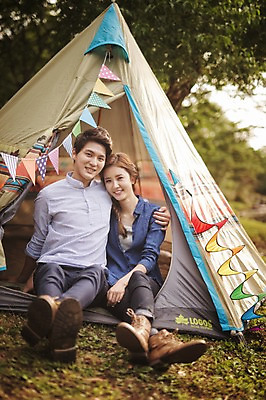 포토 JPG 주간 전신 라이프스타일 커플 여자 남자 여유 커플라이프 데이트 모션 자연 한국 텐트 미소 사람 앉기 동양인 성인 야외 두명 앞모습 30대 제주도 손들기 캠핑 한국인 가랜드 장년만 성인만 국내포토 자연요소 감정 아시아 뷰포인트 관계 레저 표정 캠핑도구 인종 생활 장년 파티용품 생태계 파일형식