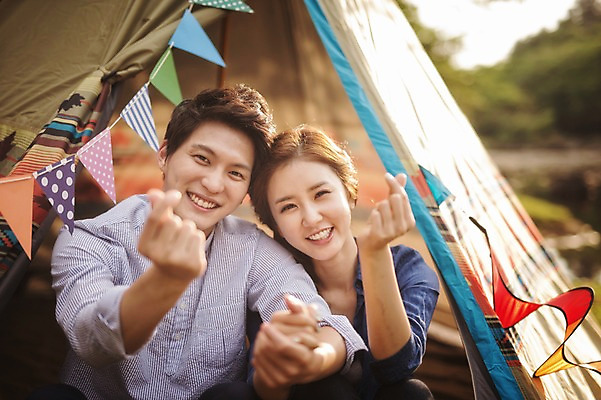 포토 JPG 주간 라이프스타일 커플 여자 남자 여유 커플라이프 데이트 모션 자연 한국 텐트 미소 사람 앉기 동양인 손짓 상반신 성인 야외 두명 앞모습 30대 제주도 손잡기 캠핑 한국인 하트 손하트 장년만 성인만 국내포토 자연요소 모양 감정 아시아 뷰포인트 관계 레저 표정 캠핑도구 인종 생활 장년 생태계 파일형식