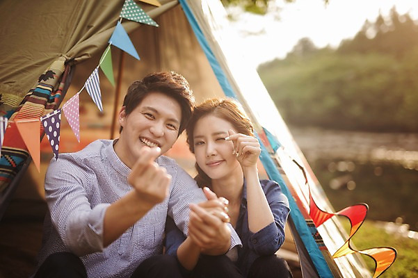 포토 JPG 주간 라이프스타일 커플 여자 남자 여유 커플라이프 데이트 모션 자연 한국 텐트 미소 사람 앉기 동양인 손짓 상반신 성인 야외 두명 앞모습 30대 제주도 손잡기 캠핑 한국인 하트 손하트 장년만 성인만 국내포토 자연요소 모양 감정 아시아 뷰포인트 관계 레저 표정 캠핑도구 인종 생활 장년 생태계 파일형식