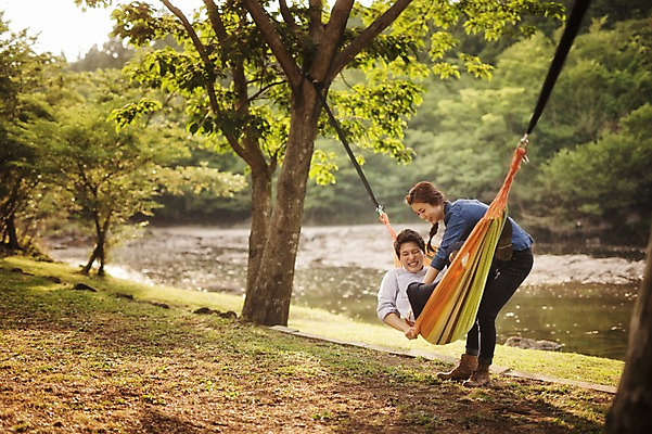포토 JPG 주간 전신 나무 식물 라이프스타일 커플 여자 남자 호수 여유 커플라이프 데이트 장난 모션 한국 서기 사람 동양인 성인 야외 두명 앞모습 옆모습 30대 눕기 제주도 캠핑 한국인 해먹 장년만 성인만 국내포토 자연요소 감정 아시아 뷰포인트 관계 레저 인종 생활 장년 침대 파일형식