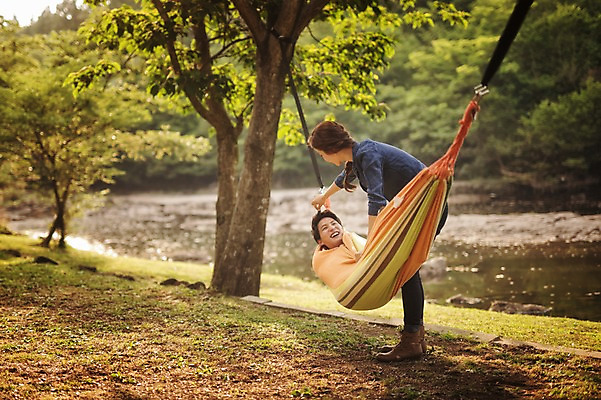 포토 JPG 주간 전신 나무 식물 라이프스타일 커플 여자 남자 여유 커플라이프 데이트 장난 모션 놀이 한국 서기 미소 사람 동양인 성인 야외 두명 30대 눕기 제주도 캠핑 한국인 해먹 장년만 성인만 국내포토 자연요소 감정 아시아 관계 레저 표정 인종 생활 장년 침대 파일형식