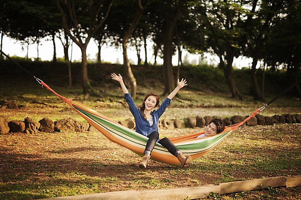 포토 JPG 주간 전신 나무 식물 라이프스타일 커플 여자 남자 여유 커플라이프 데이트 모션 한국 미소 사람 앉기 동양인 손짓 성인 야외 두명 앞모습 옆모습 30대 눕기 제주도 캠핑 한국인 해먹 손뻗기 장년만 성인만 국내포토 자연요소 감정 아시아 뷰포인트 관계 레저 표정 인종 생활 장년 침대 파일형식