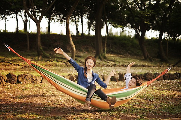 포토 JPG 주간 전신 나무 식물 라이프스타일 커플 여자 남자 여유 커플라이프 데이트 모션 한국 미소 사람 앉기 동양인 손짓 성인 야외 두명 앞모습 30대 눕기 제주도 캠핑 한국인 손인사 해먹 장년만 성인만 국내포토 자연요소 감정 아시아 뷰포인트 관계 레저 표정 인종 생활 장년 침대 인사 파일형식