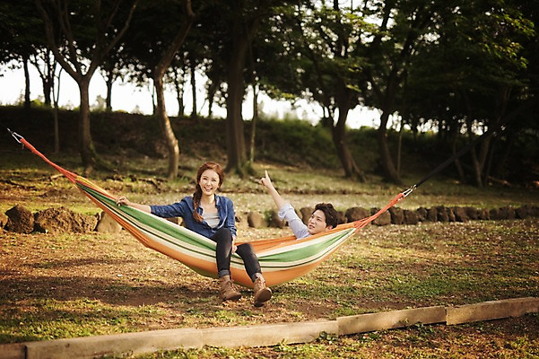 포토 JPG 주간 전신 나무 식물 라이프스타일 커플 여자 남자 여유 커플라이프 데이트 모션 한국 사람 앉기 동양인 손짓 성인 야외 두명 앞모습 옆모습 30대 눕기 제주도 캠핑 한국인 해먹 장년만 성인만 국내포토 자연요소 감정 아시아 뷰포인트 관계 레저 인종 생활 장년 침대 파일형식