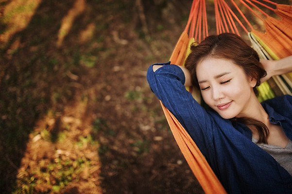 포토 JPG 주간 라이프스타일 여자 여유 커플라이프 모션 휴식 한국 한명 미소 사람 동양인 손짓 상반신 성인 야외 앞모습 30대 눕기 제주도 눈감음 캠핑 한국인 해먹 여자만 여자한명만 성인여자만 성인한명만 성인여자한명만 장년만 장년여자만 장년여자한명만 성인만 국내포토 자연요소 1 커플 감정 아시아 뷰포인트 컨셉 레저 표정 인종 생활 장년 침대 파일형식