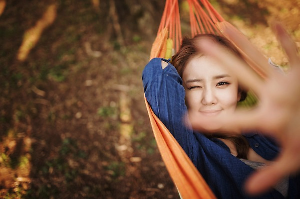 포토 JPG 주간 라이프스타일 여자 여유 커플라이프 모션 휴식 한국 윙크 한명 미소 사람 동양인 손짓 상반신 성인 야외 30대 눕기 제주도 캠핑 한국인 해먹 손뻗기 여자만 여자한명만 성인여자만 성인한명만 성인여자한명만 장년만 장년여자만 장년여자한명만 성인만 국내포토 자연요소 1 커플 감정 아시아 컨셉 레저 표정 인종 생활 장년 침대 파일형식