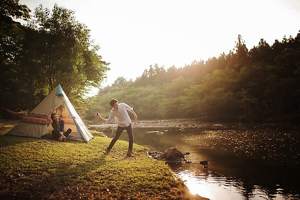 포토 JPG 주간 전신 라이프스타일 커플 여자 남자 호수 여유 커플라이프 데이트 모션 한국 텐트 서기 들기 사람 앉기 동양인 성인 야외 두명 앞모습 30대 제주도 캠핑 한국인 돌_바위 물수제비 장년만 성인만 국내포토 자연요소 감정 아시아 뷰포인트 관계 레저 캠핑도구 인종 생활 장년 파일형식