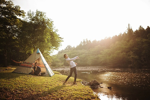 포토 JPG 주간 전신 나무 식물 라이프스타일 커플 여자 남자 호수 여유 커플라이프 데이트 모션 한국 텐트 서기 사람 앉기 동양인 성인 야외 두명 앞모습 30대 제주도 캠핑 한국인 돌_바위 던지기 장년만 성인만 국내포토 자연요소 감정 아시아 뷰포인트 관계 레저 캠핑도구 인종 생활 장년 파일형식